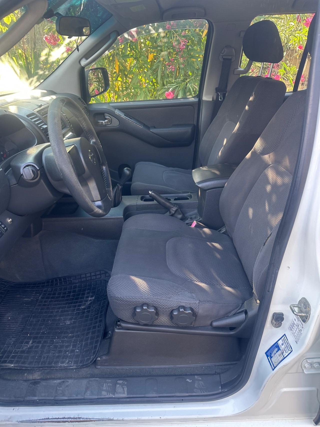 Nissan Navara 2.5 dCi 4 porte Double Cab SE **gancio traino**
