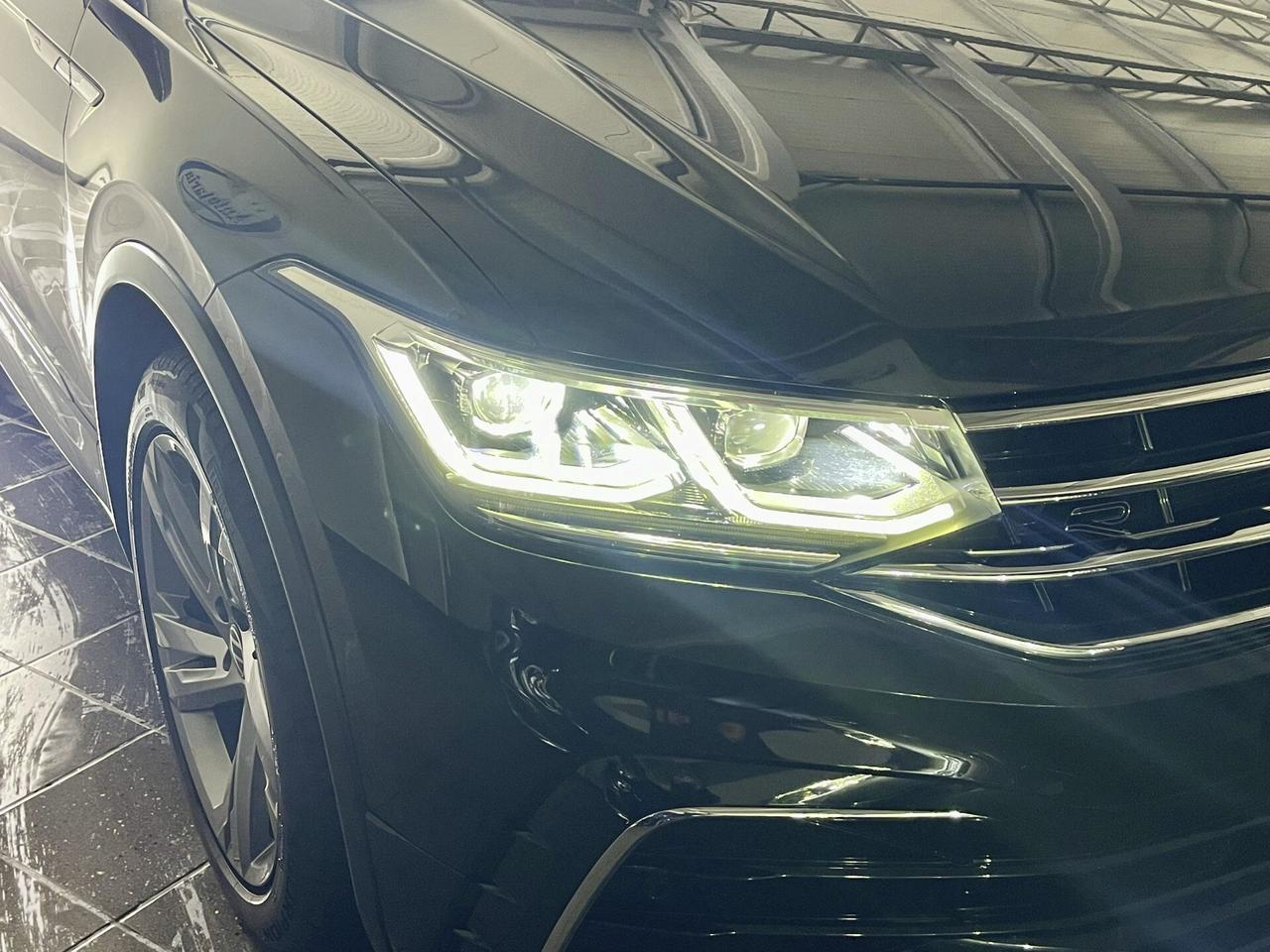 Volkswagen Tiguan 2.0 TDI 150 CV SCR DSG R-Line Fari IQ.LIGHT LED MATRIX--Digital Cockpit Pro 10,25", Navi