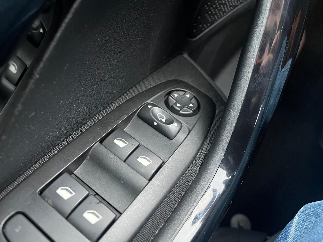 PEUGEOT 208 NEOPATENTATI