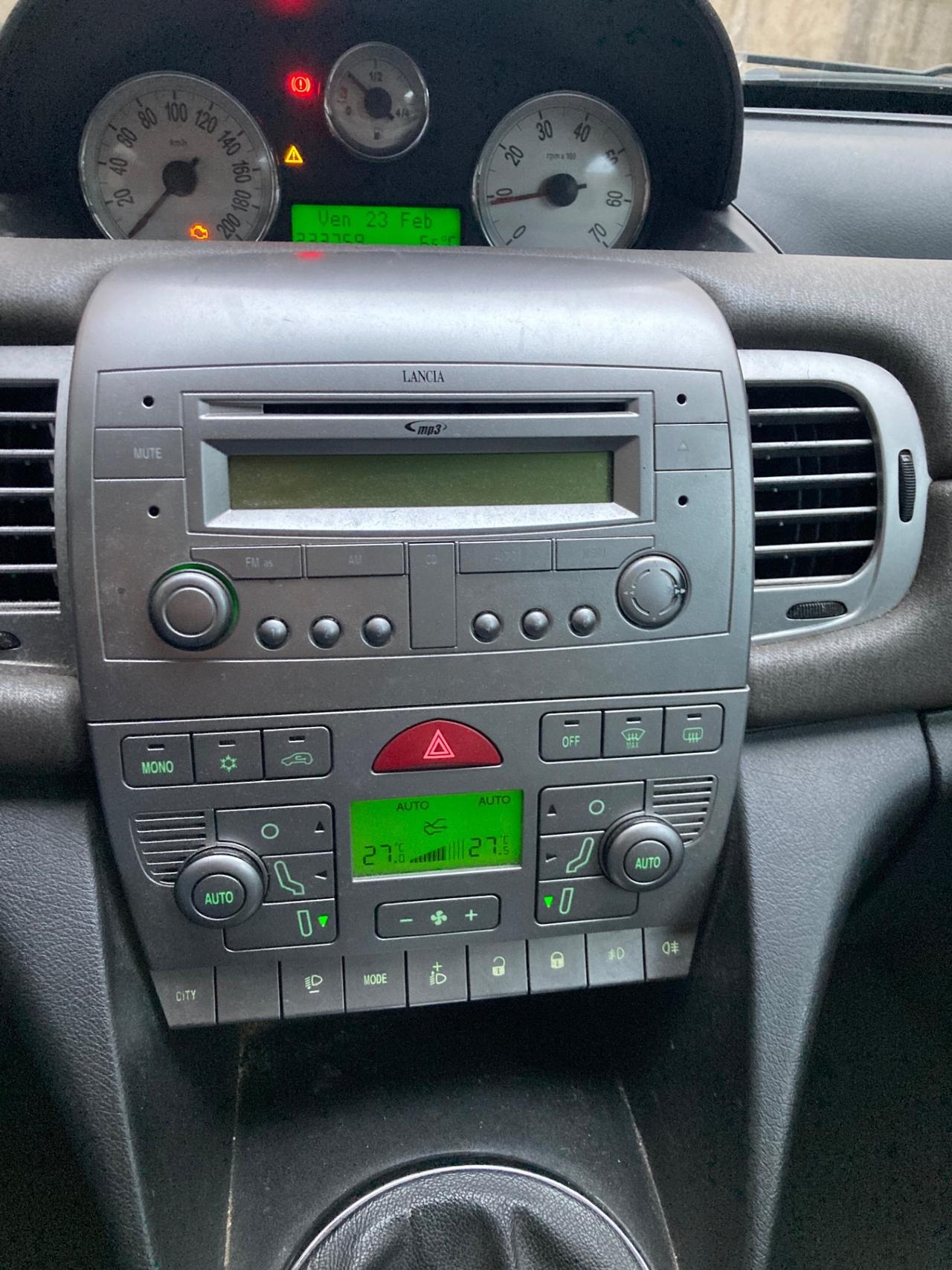 Lancia Ypsilon 1.3 MJT 75 CV Versus