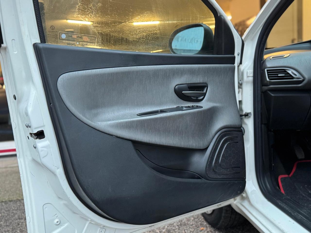 Lancia Ypsilon 0.9 TwinAir 85 CV 5 porte Metano Ecochic Gold