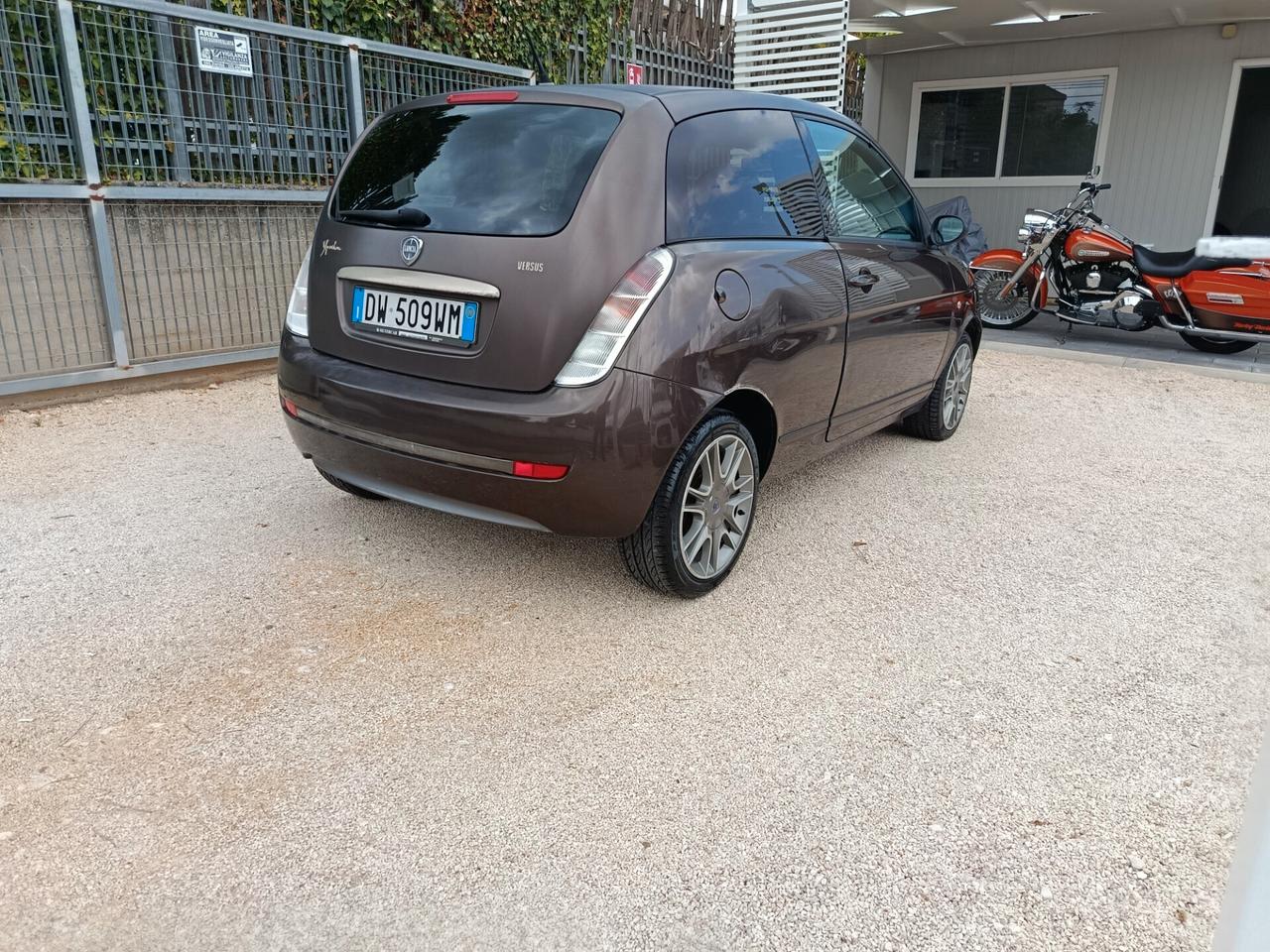 Lancia Ypsilon 1.2 versus