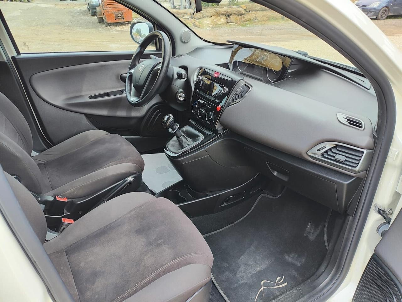 Lancia Ypsilon 0.9 TwinAir 85 CV bianco perla