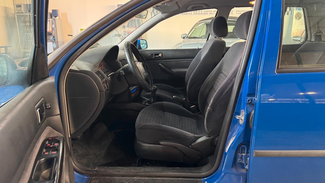 Volkswagen Golf 1.6 B 105CV - 2001