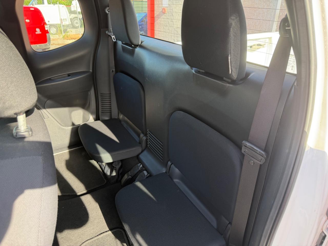 Nissan Navara 2.3 dCi 2WD King Cab Visia