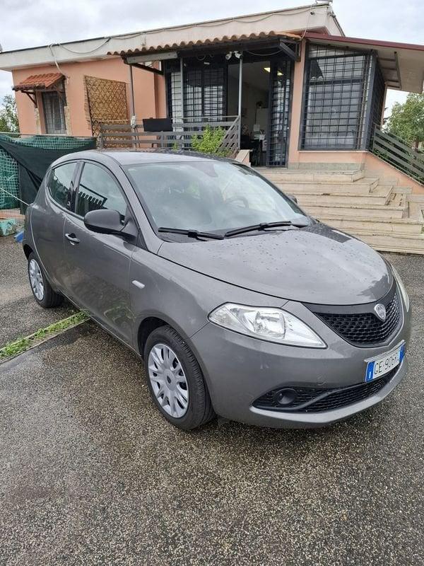 Lancia Ypsilon 1.0 FireFly 5 porte S&S Hybrid Silver