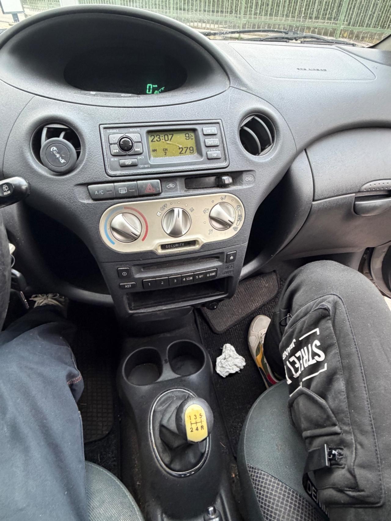 Toyota Yaris 1.0i 16V cat 5 porte Sol