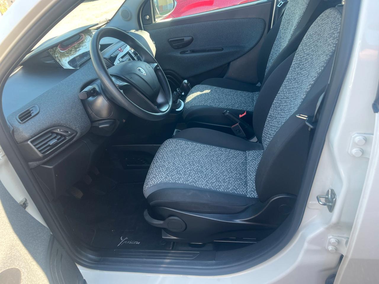 Lancia Ypsilon 1.0 FireFly 5 porte S&S Hybrid Silver
