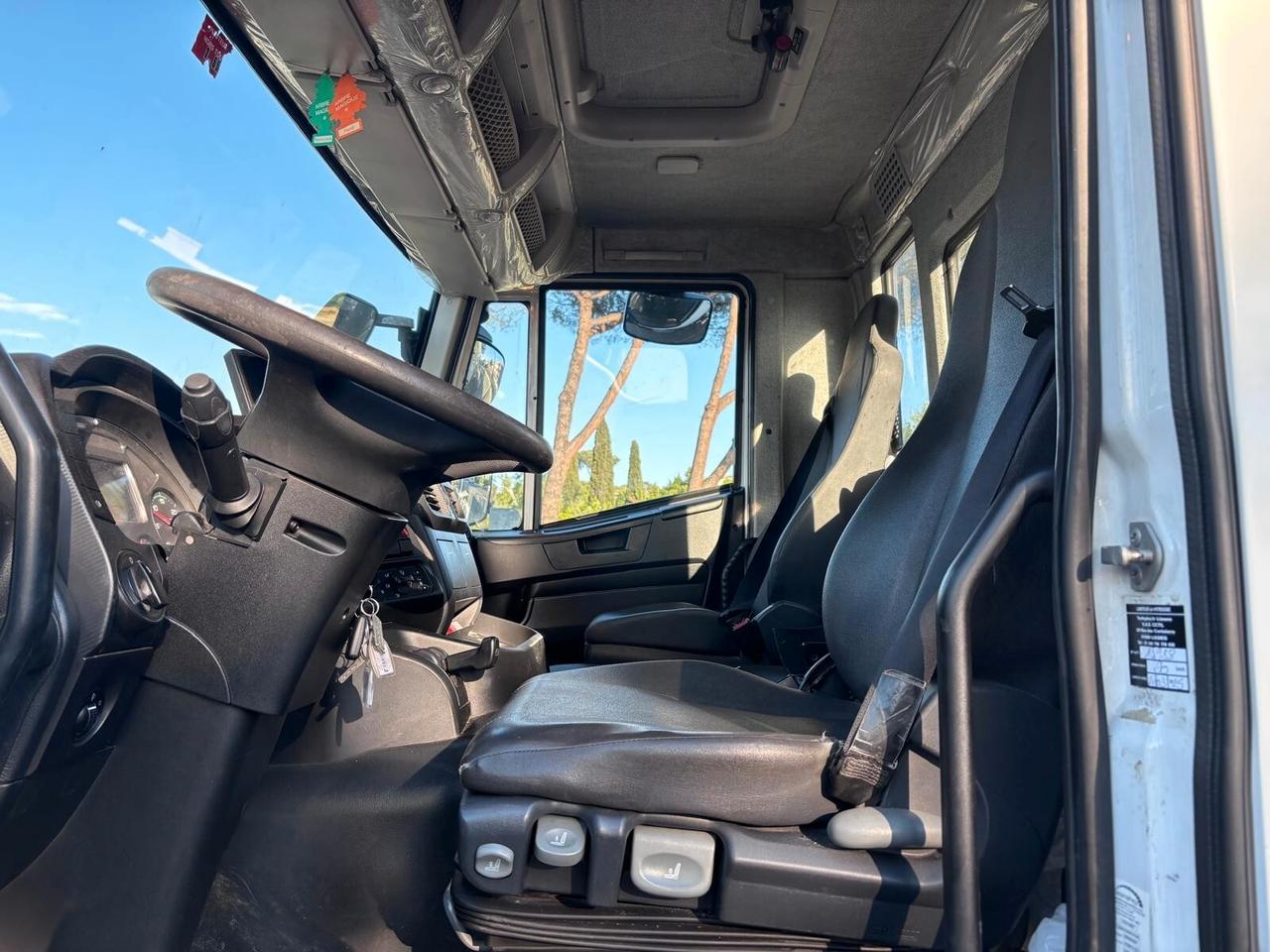 Iveco Stralis 190S310 con gru Palfinger moedello PK 13500
