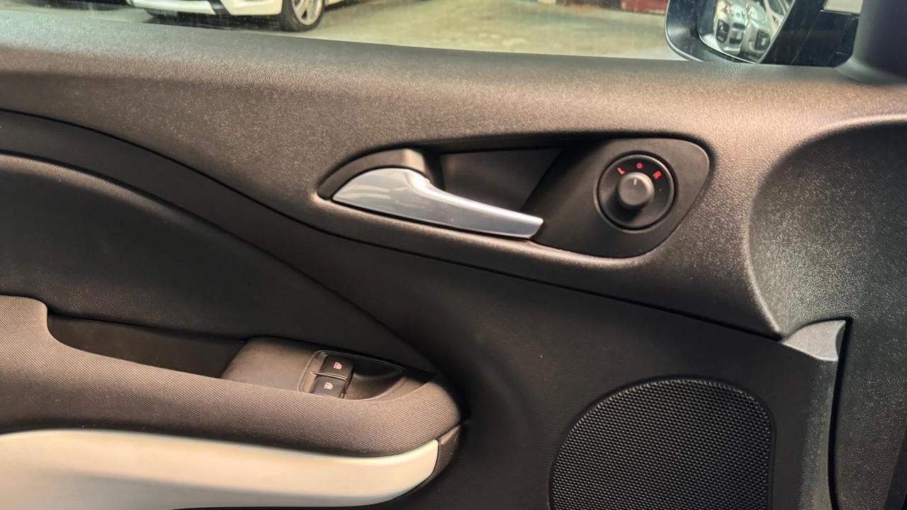 Opel Adam Rocks 1.2 70 CV