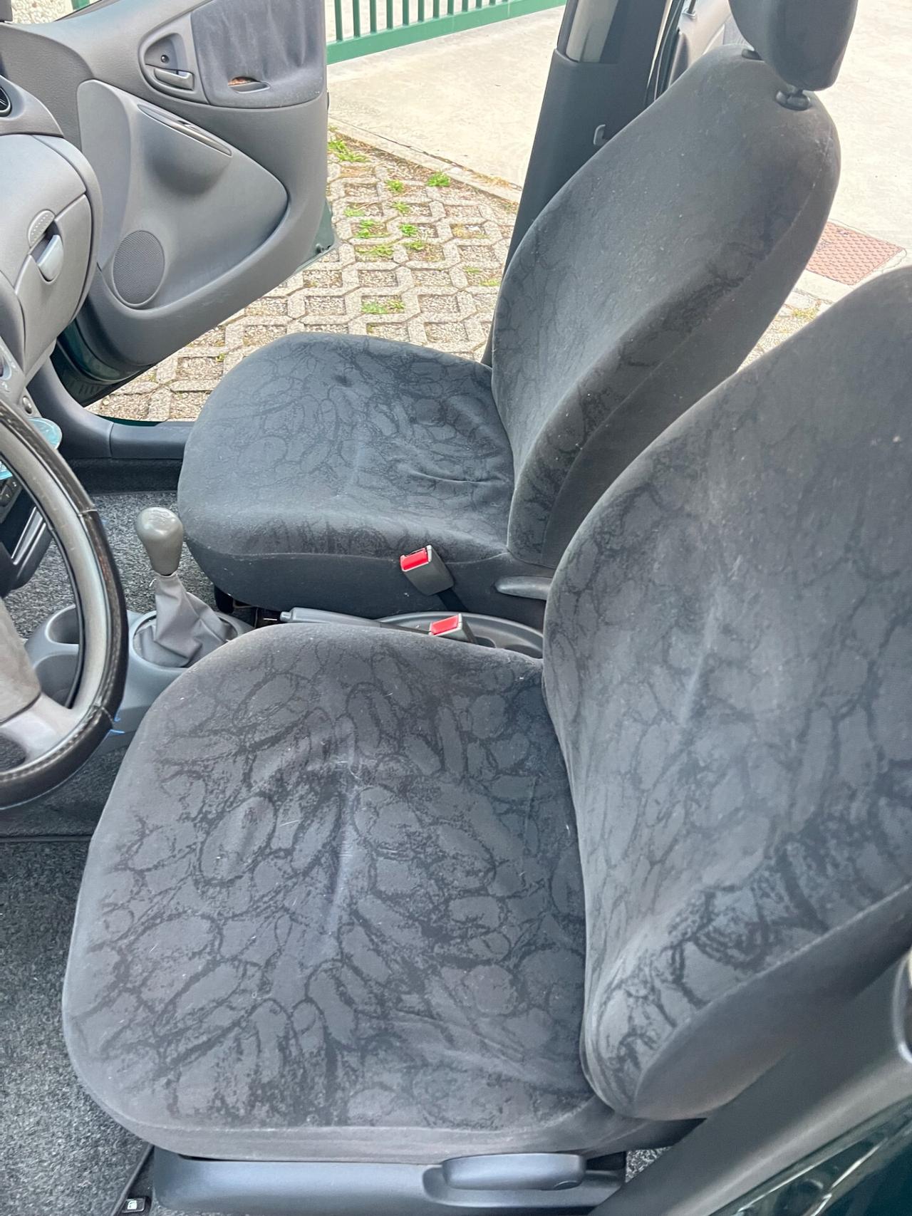 Toyota Yaris 1.0i 16V cat 5 porte Sol