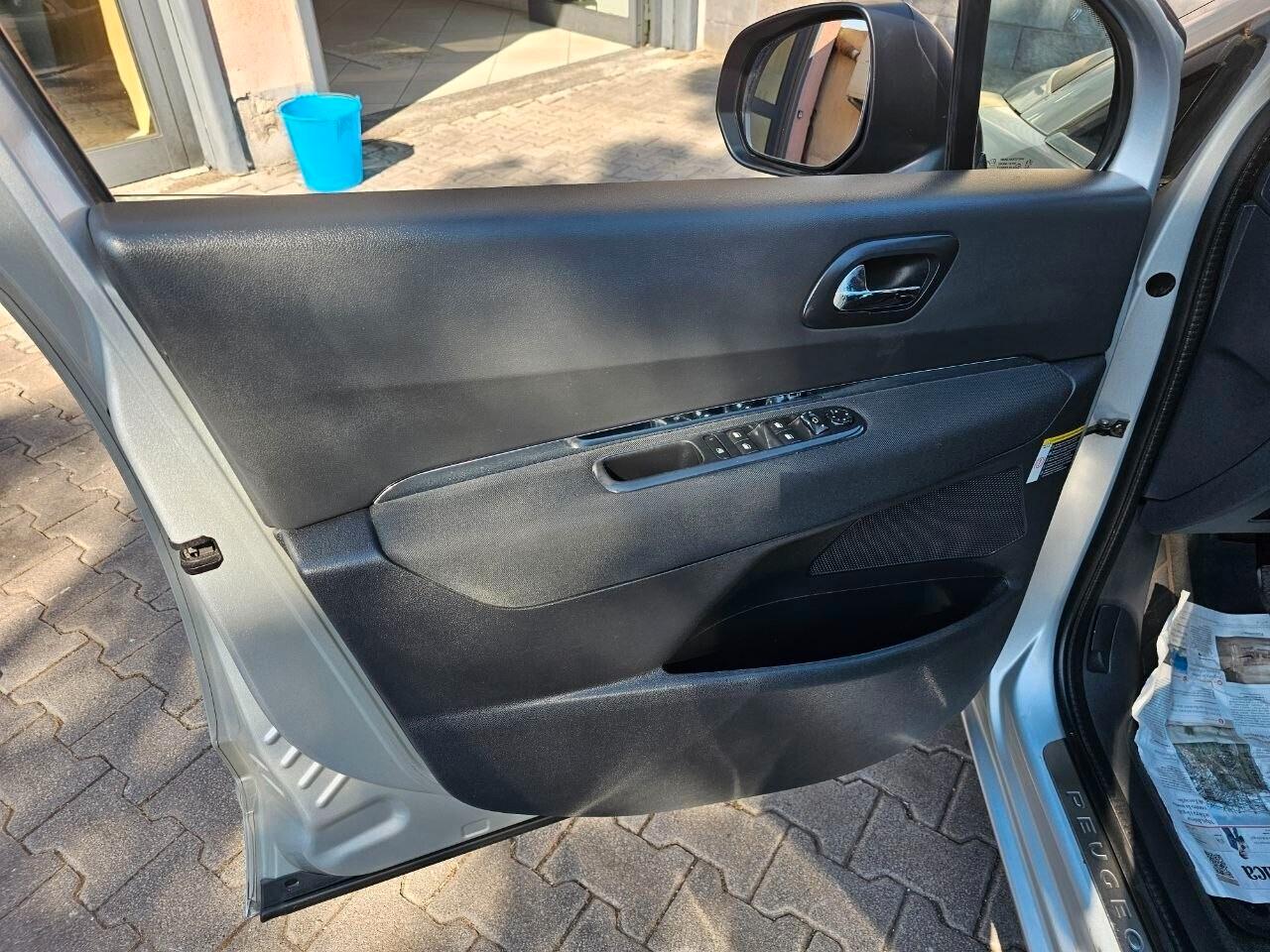 Peugeot 5008 1.6 Diesel Allure 7 Posti – Tetto Panoramico – Navigatore – KM CERTIFICATI