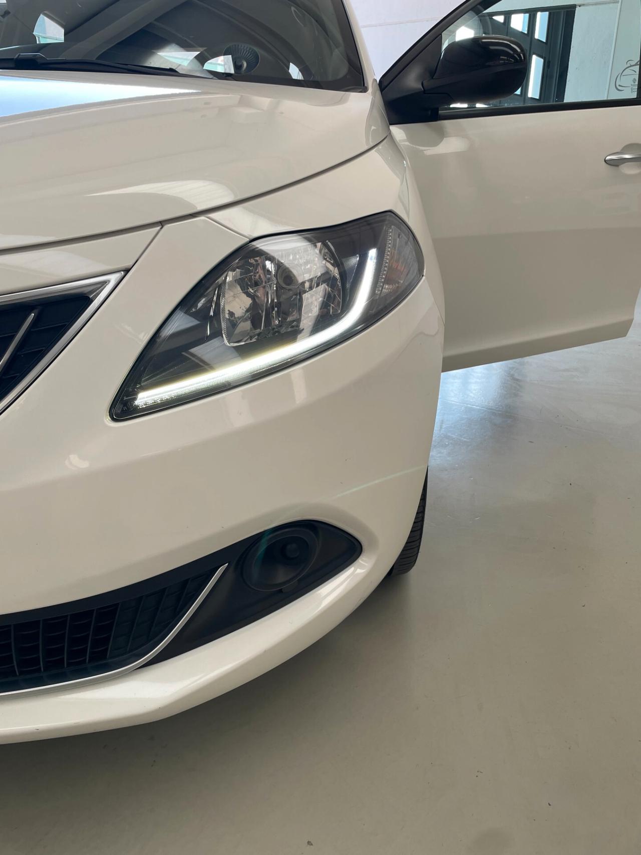 Lancia Ypsilon 1.0 FireFly 5 porte S&S Hybrid Silver