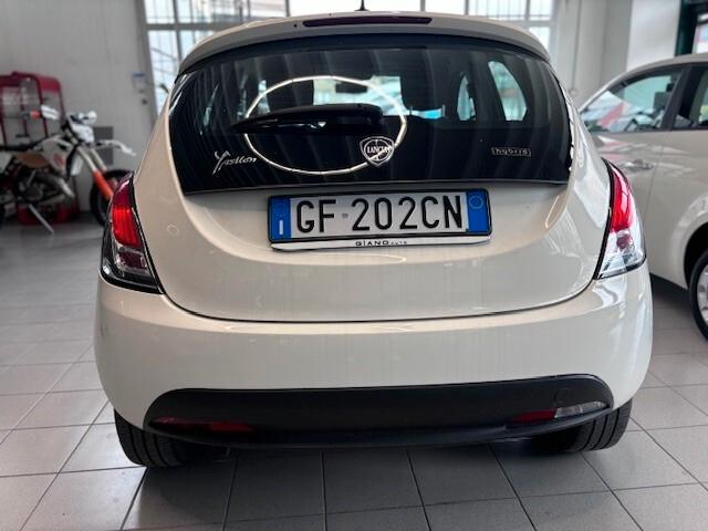 Lancia Ypsilon 1.0 FireFly 5 porte S&S Hybrid Ecochic Silver