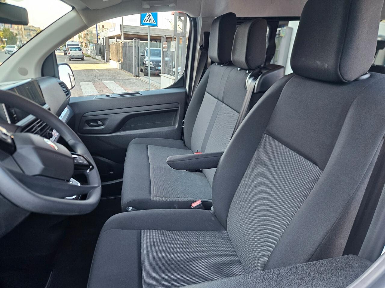 Noleggio 9 posti Peugeot Expert BlueHDi 180 S&S EAT8