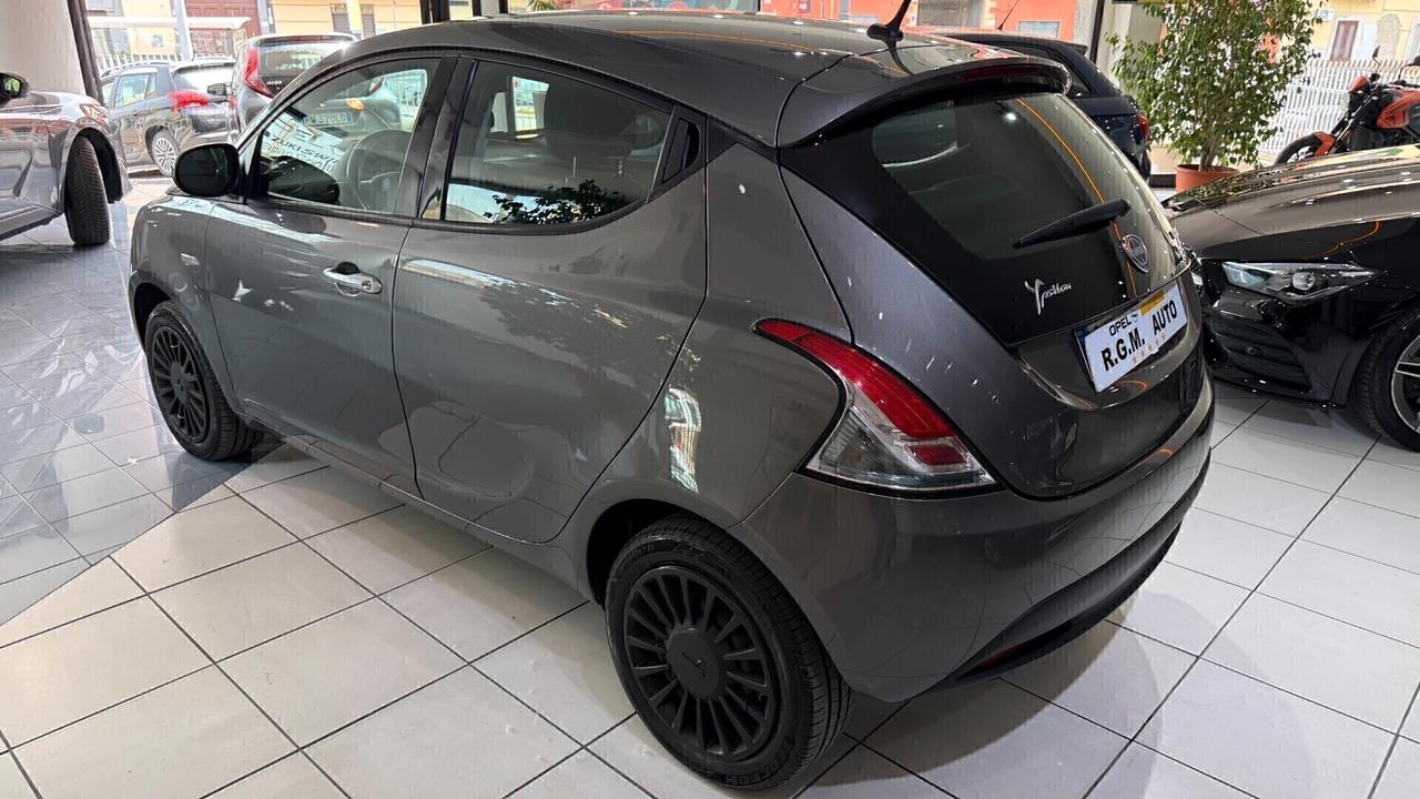 Lancia Ypsilon 1.0 FireFly 5 porte S&S Hybrid Silver