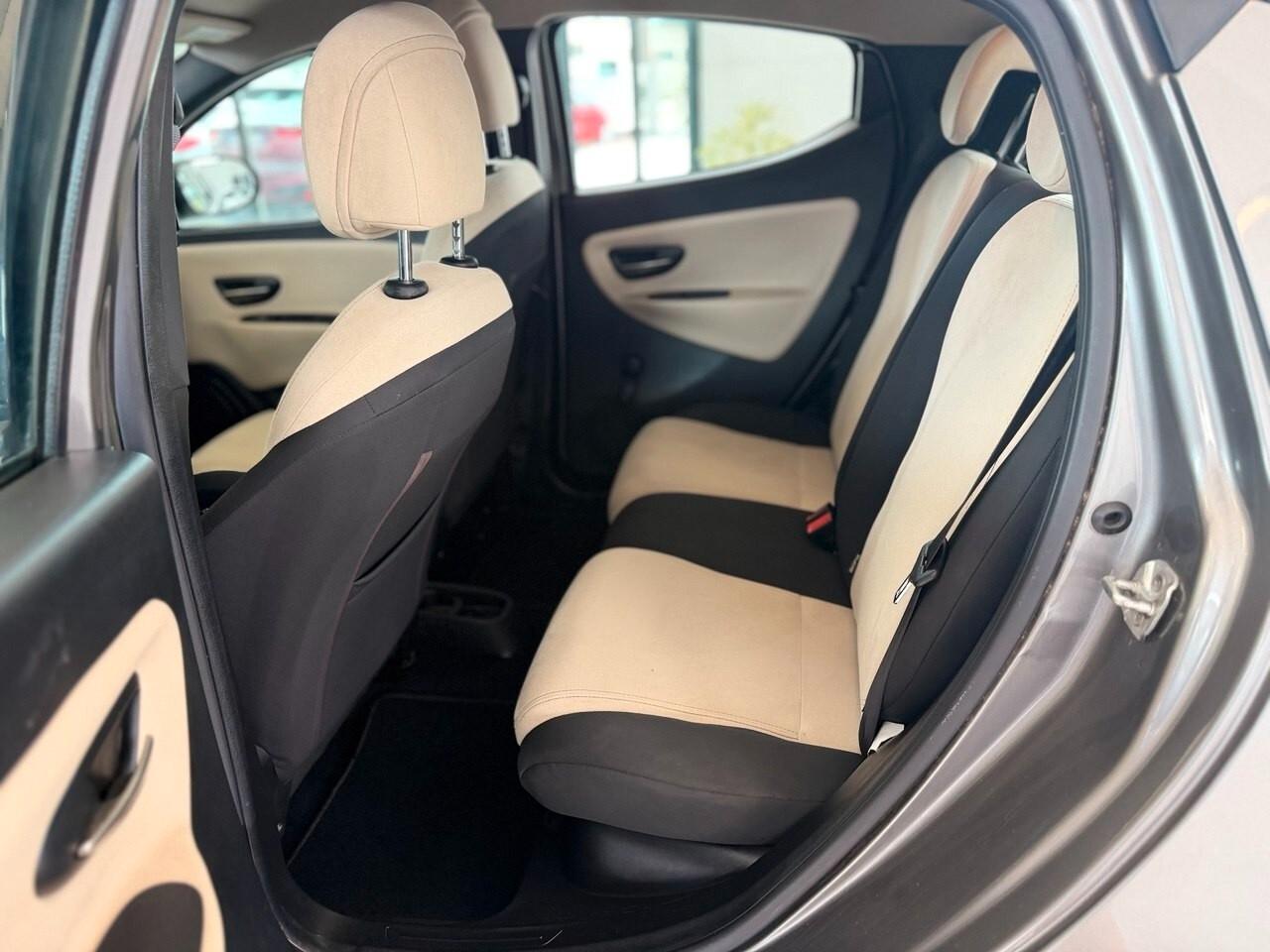 Lancia Ypsilon 0.9 TwinAir 85 CV 5 porte Metano Ecochic Silver
