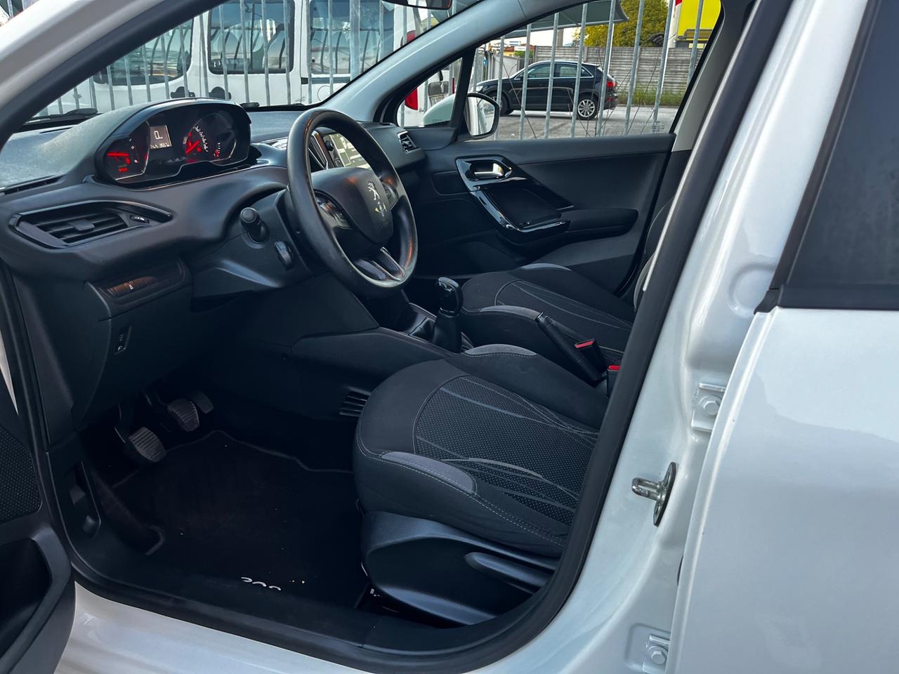 Peugeot 208 1.4 HDi 68 CV 5 porte Allure