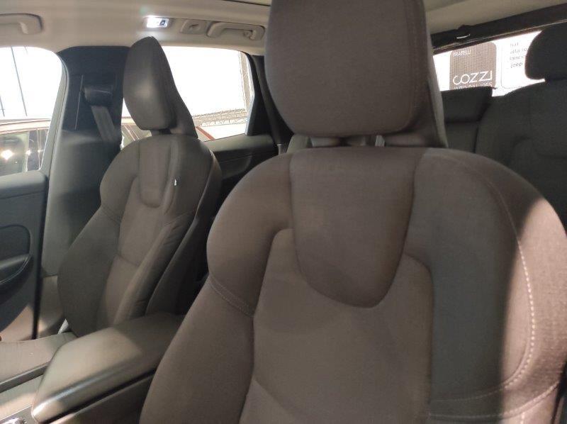 VOLVO XC60 (2017-->) - XC60 B4 (d) AWD Geartronic Momentum