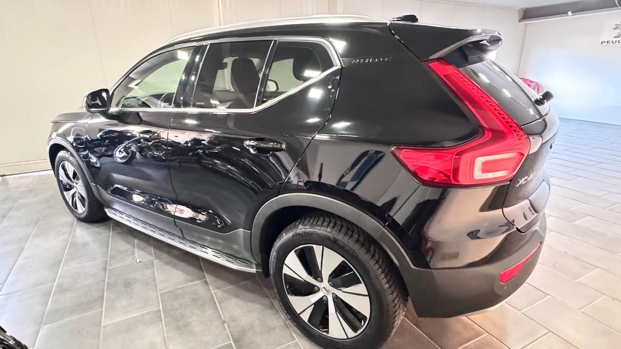 Volvo XC40 T5 Recharge Plug-in Hybrid Inscription SUV elegante e sportivo, che unisce comfort, tecnologia e prestazioni grazie alla motorizzazione ibrida plug-in benzina/elettrica