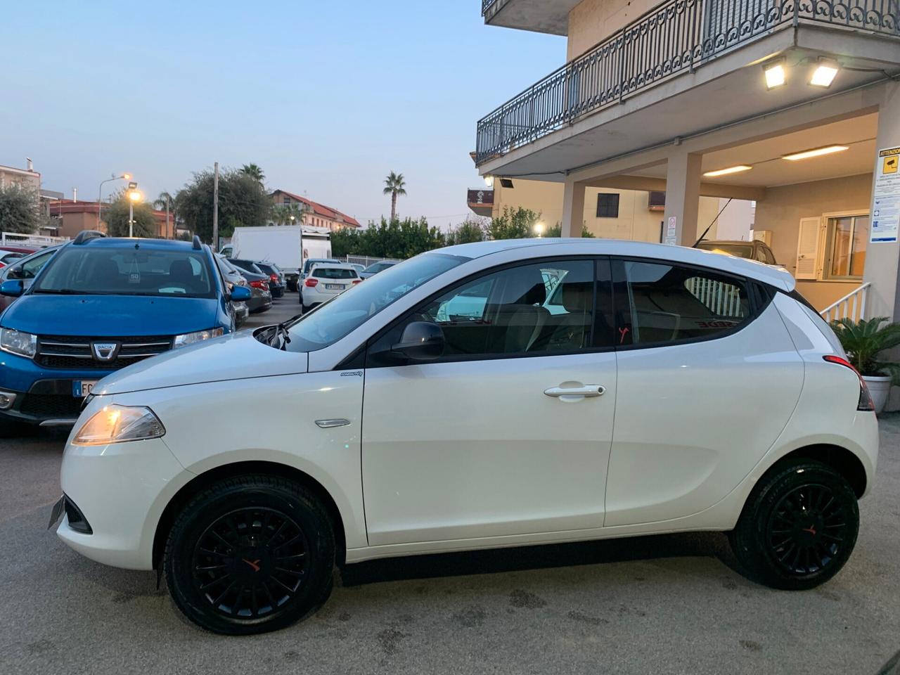 Lancia Ypsilon 0.9 TwinAir 85 CV 5 porte Metano Ecochic Gold