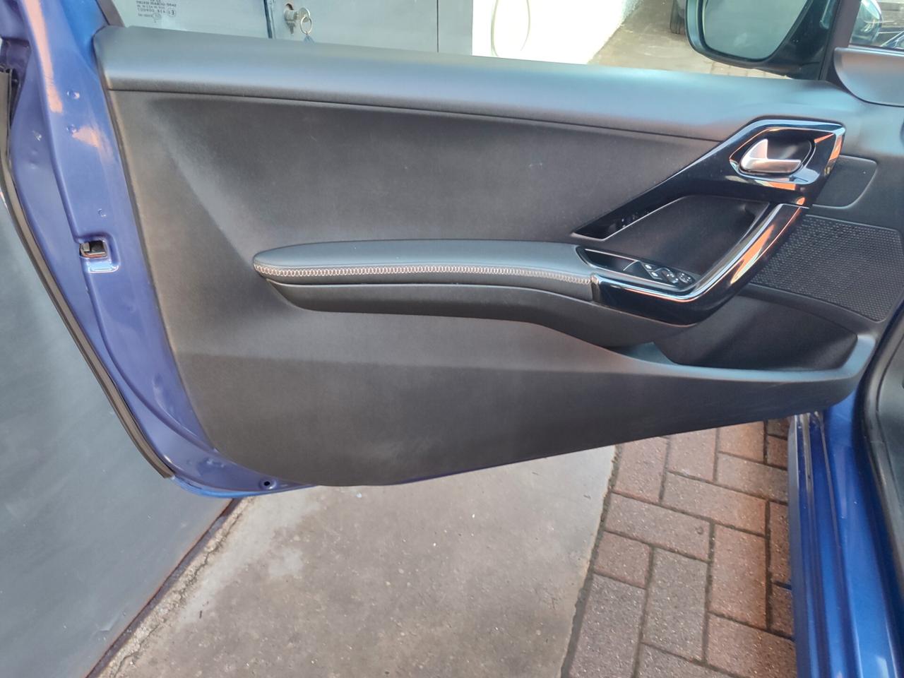 Peugeot 208 1.6 e-HDi 92 CV Stop&Start 3 porte Allure
