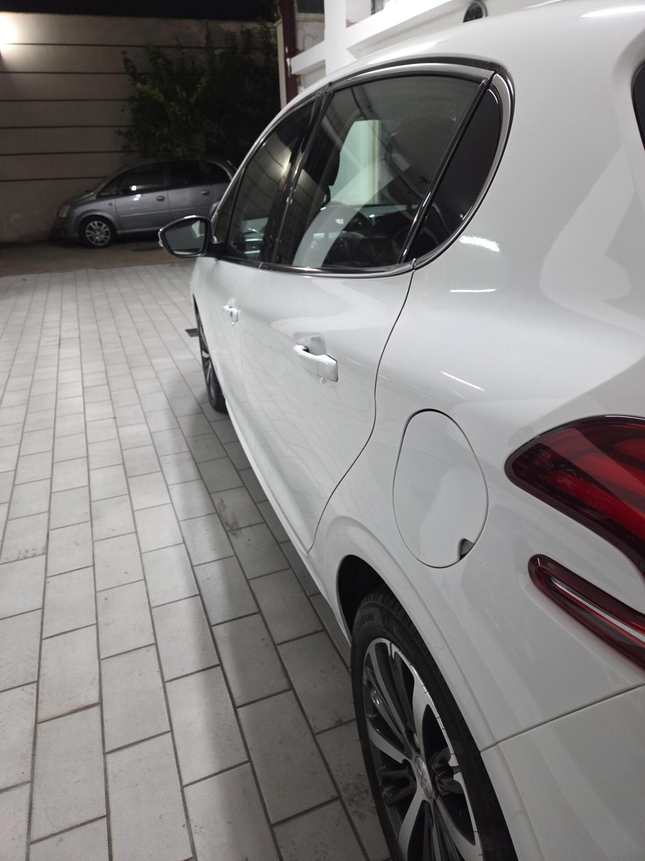 Peugeot 208 PureTech 82 5p. GPL Allure