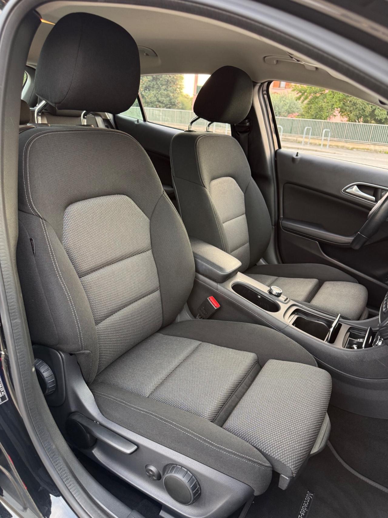 Mercedes-benz GLA 200d Automatic 4Matic Premium*Led*Full