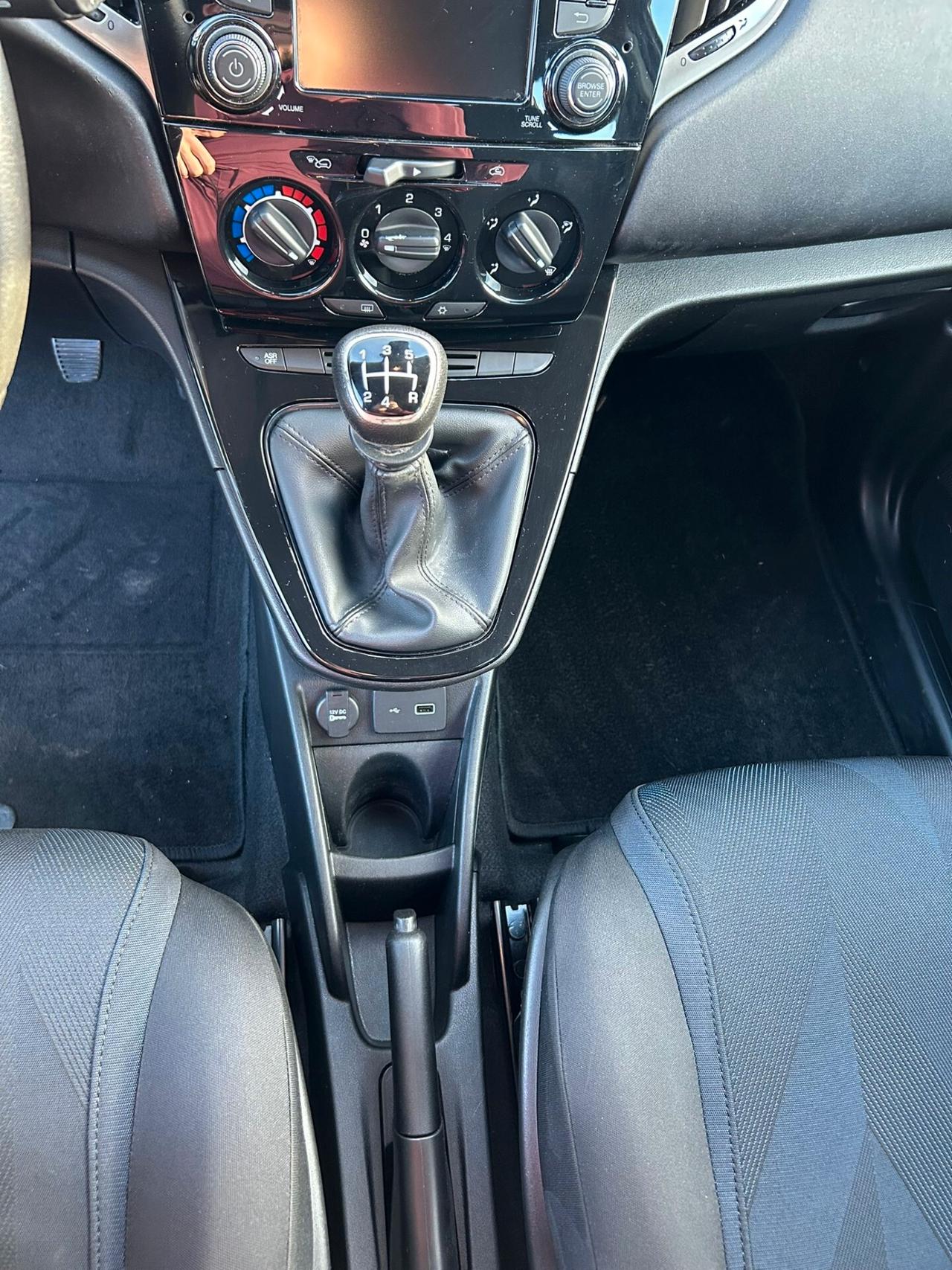 Lancia Ypsilon 1.2 69 CV 5 porte S&S Platinum
