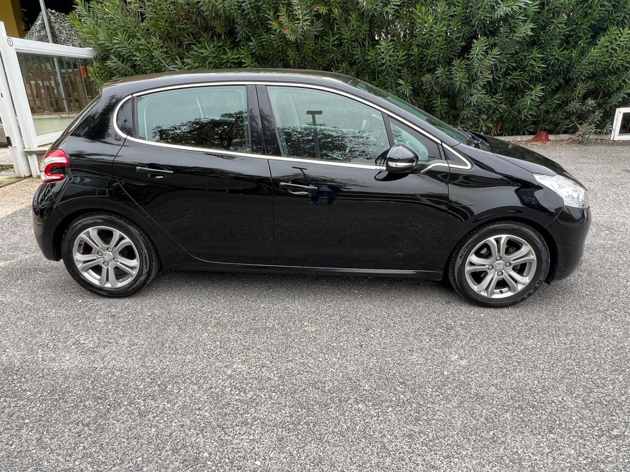 Peugeot 208 1.4 HDi 68 CV 5 porte Allure
