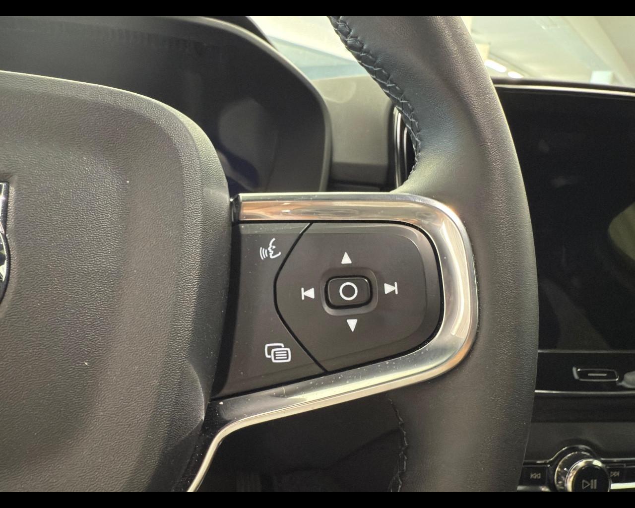 VOLVO XC40 (2017-->) - XC40 B3 automatico Ultra Black Edition