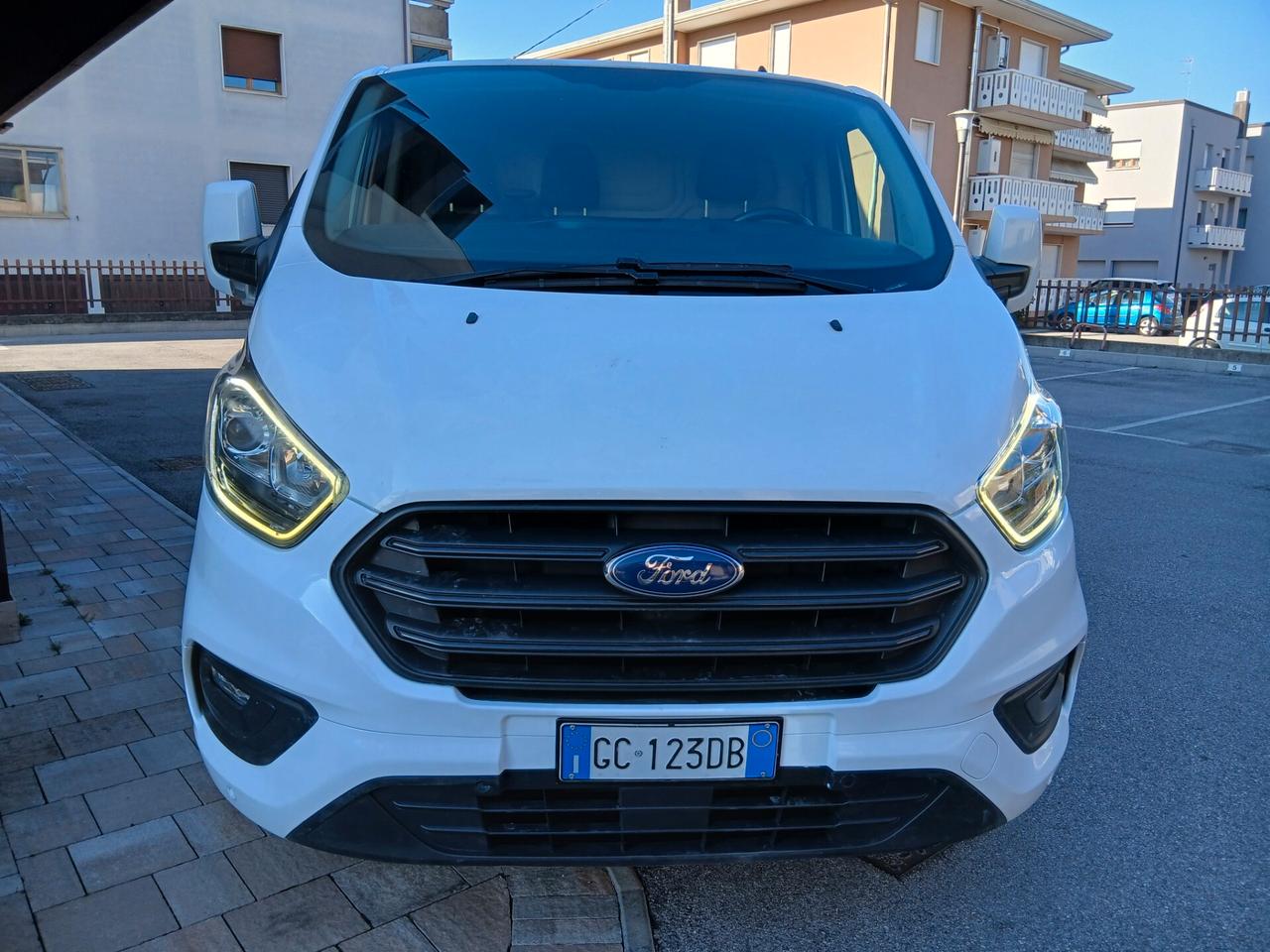 Ford Transit Custom 2.0d Hybrid Diesel tuo a € 199 mese