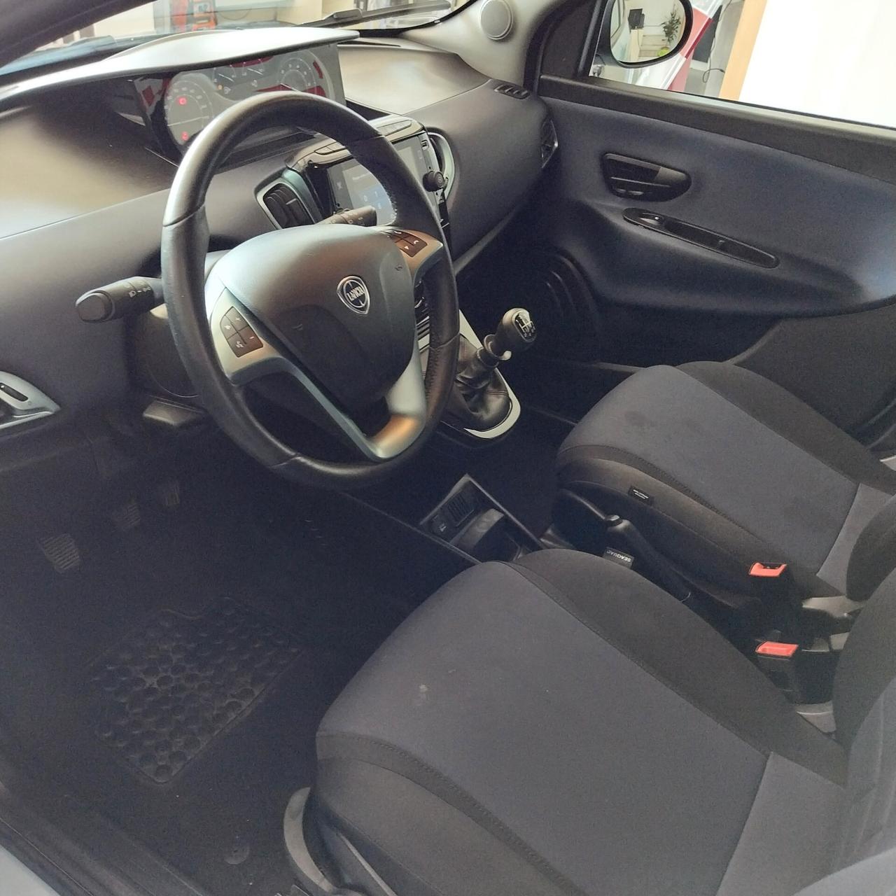 Lancia Ypsilon 1.0 FireFly 5 porte S&S Hybrid Platino