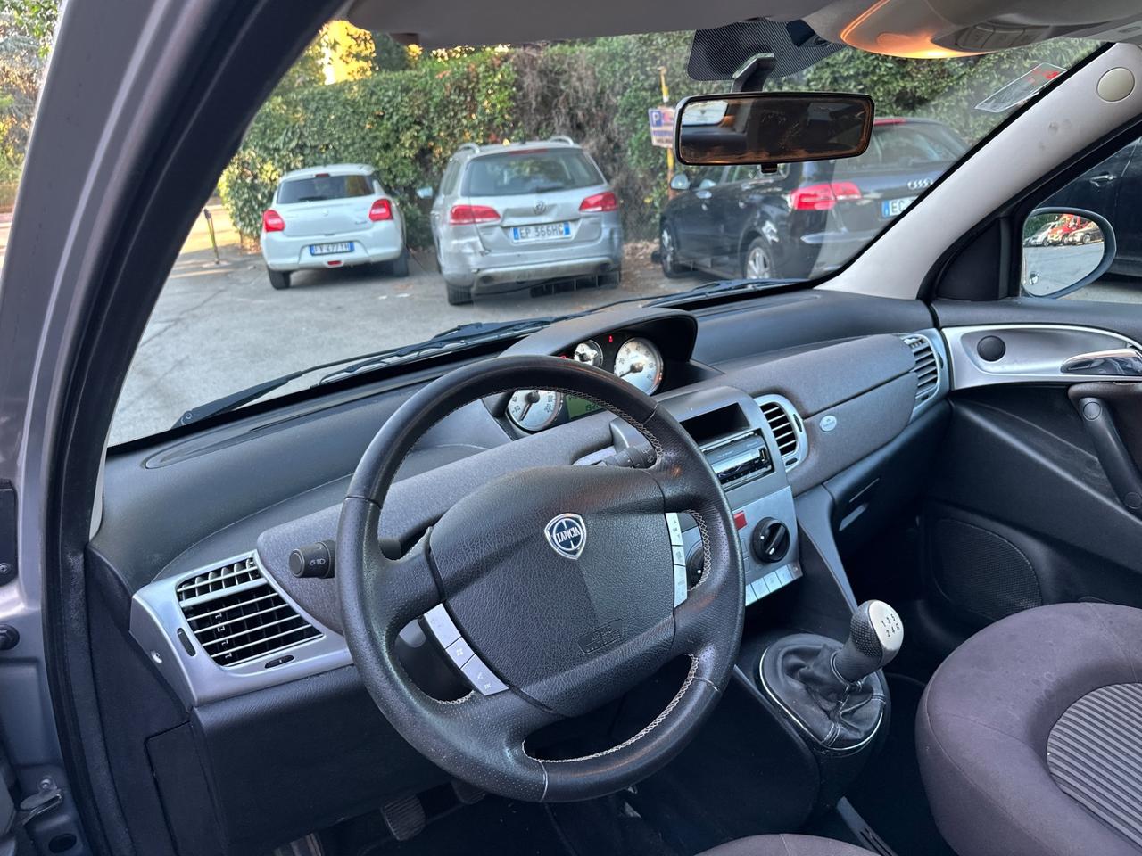 Lancia Ypsilon 1.3 MJT 75 CV Versus