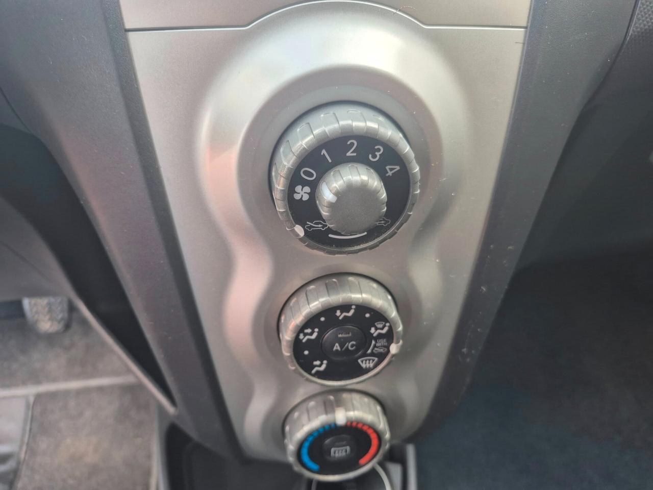 Toyota Yaris 1.0 5 porte Sol