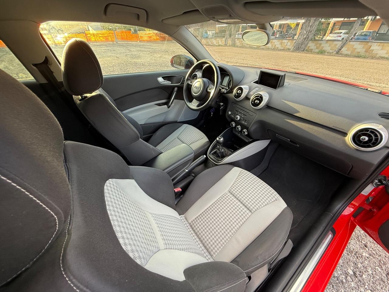 Audi A1 1.6 TDI 105 CV S LINE