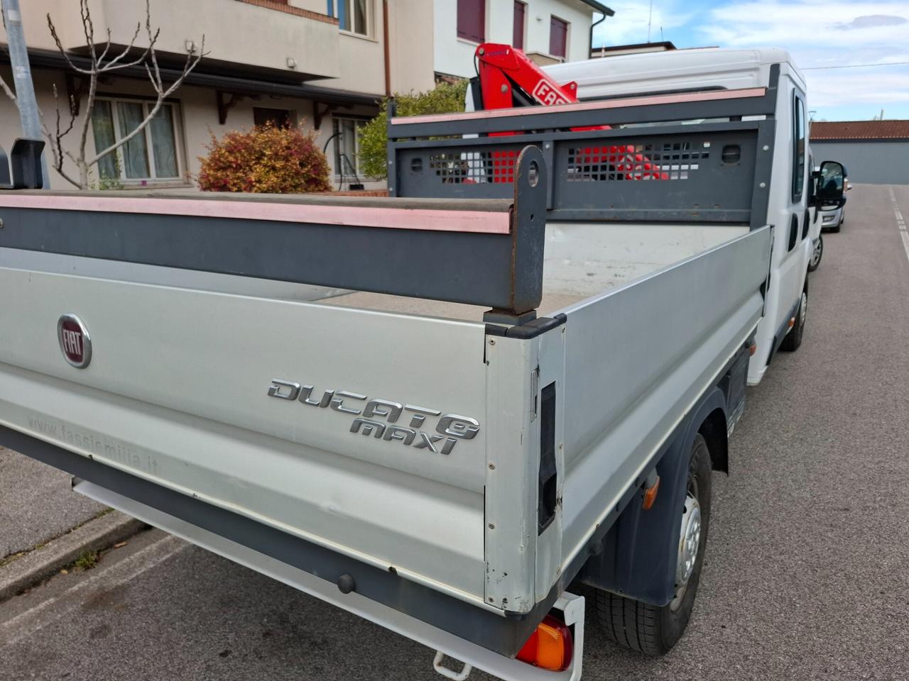 Fiat Ducato 2.3 cassonato con Doppia cabina 7 posti allestito con Gru Fassi