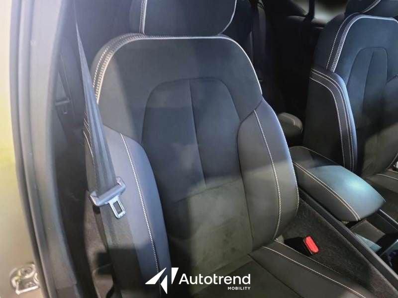Volvo XC40 Recharge T4 129+82 CV Plug-In Hybrid Automatica Recharge Ultimate Dark N1 Autocarro