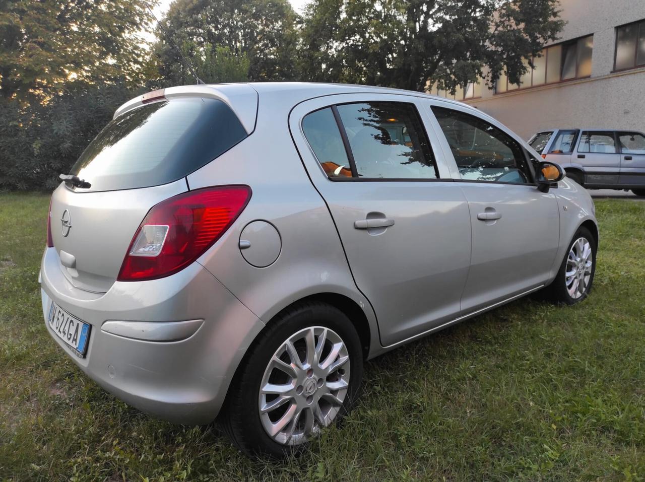 Opel Corsa 1.2 5 porte Cosmo