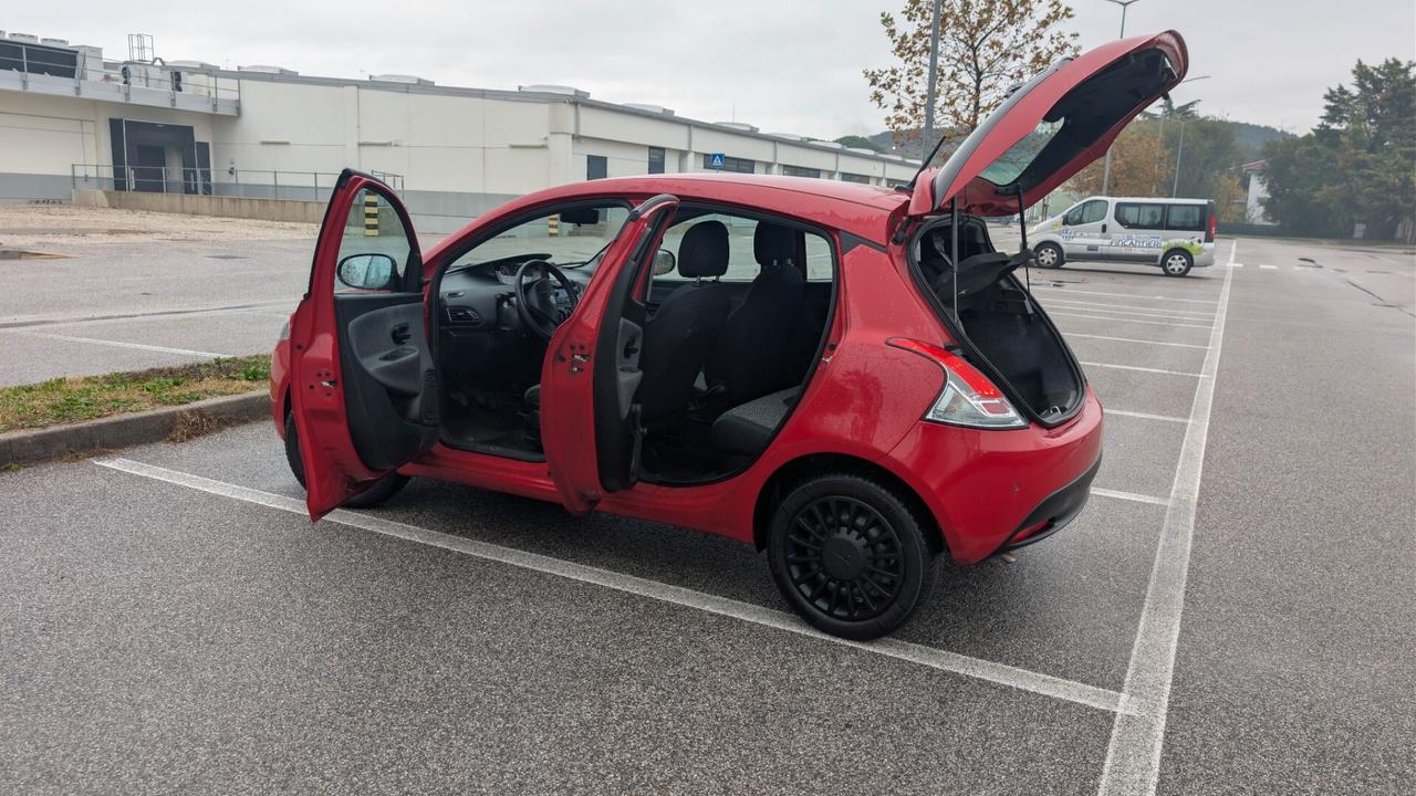 Lancia Ypsilon 1.0 FireFly 5 porte S&S Hybrid Ecochic Gold