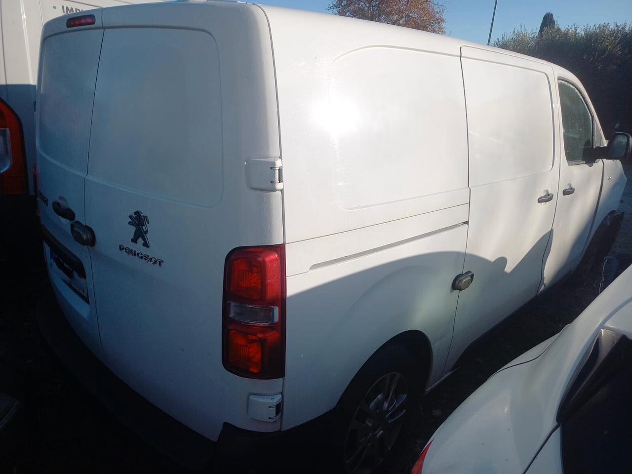 Peugeot Expert anno 2020 incidentato