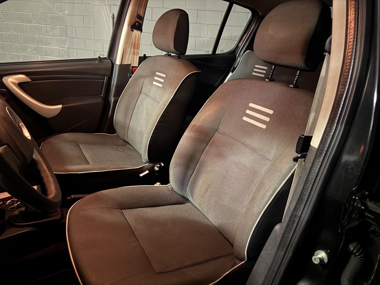 Dacia Sandero 1.2 16V Embleme Adatta a neopatentati