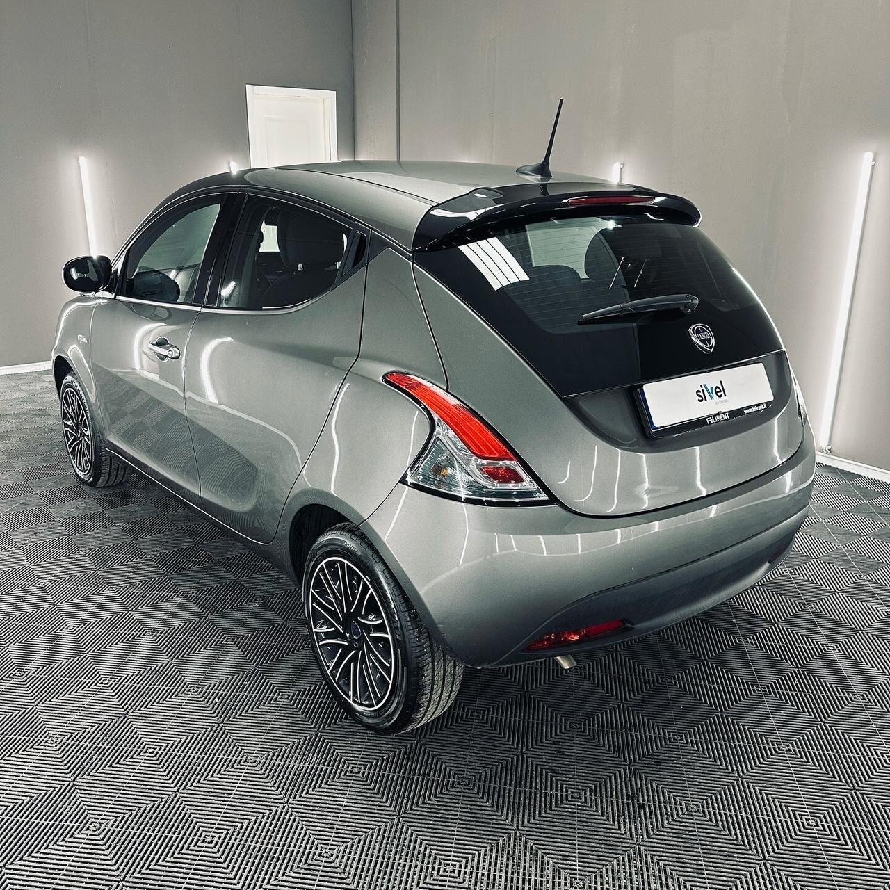 Lancia Ypsilon 1.0 FireFly 5 porte S&S Hybrid Silver