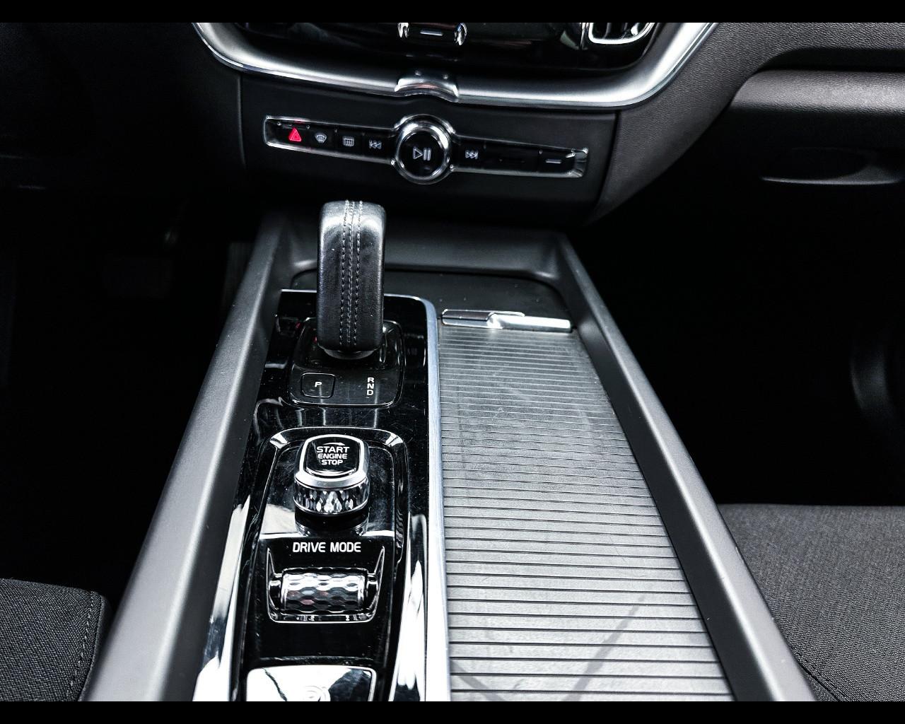 VOLVO XC60 (2017-->) - XC60 T6 Recharge Plug-in Hybrid AWD Inscrip