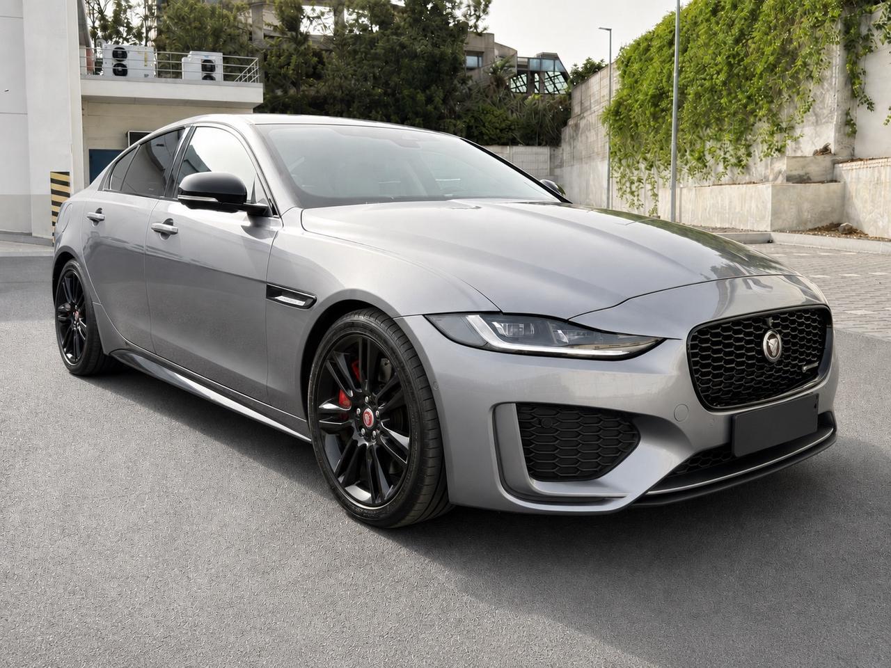 Jaguar XE 2.0 D 204 CV aut. R-Dynamic Black EDITION
