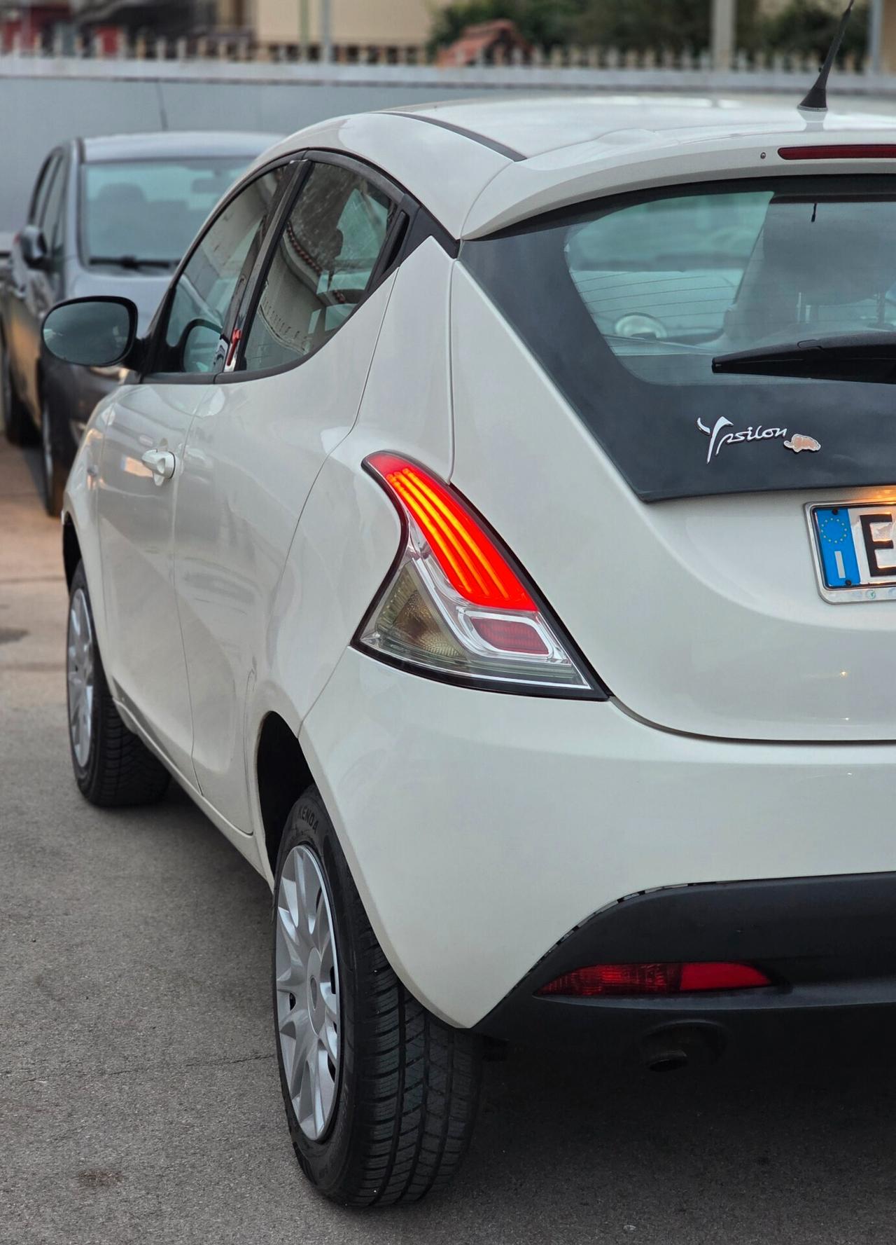 Lancia Ypsilon 0.9 TwinAir 85 CV 5 porte Metano Ecochic Elefantino