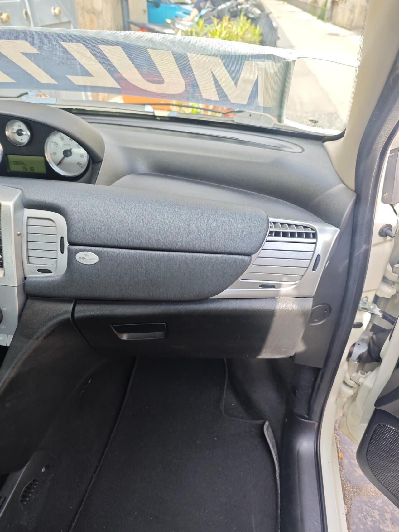 Lancia Ypsilon 1.3 MJT 75 CV Versus