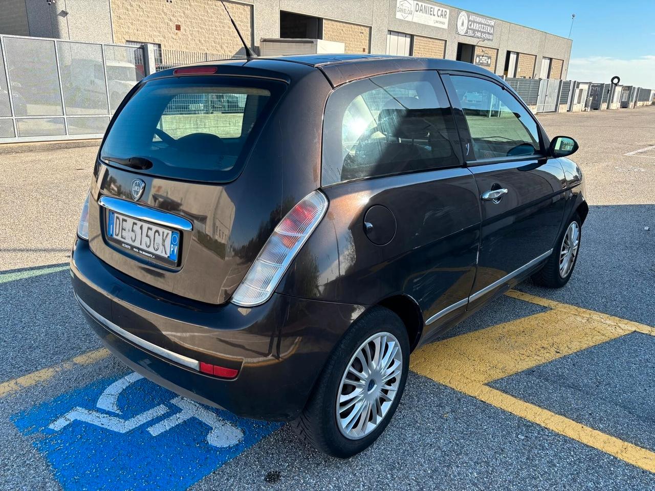 Lancia Ypsilon 1.3 MJT 75 CV Argento