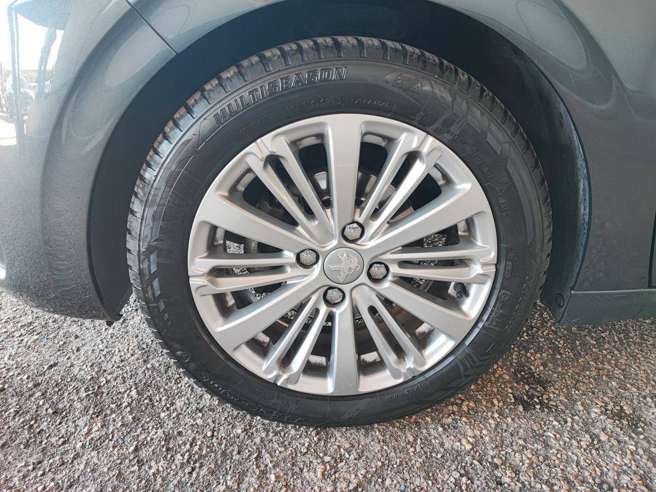 Peugeot 208 PureTech 82 5 porte Allure