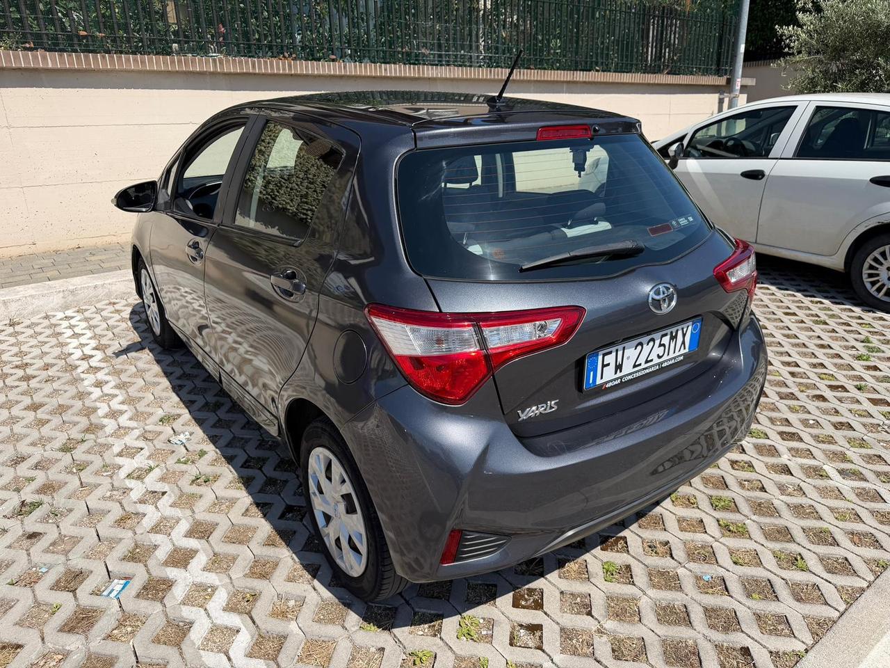 Toyota Yaris 1.0 Lounge *GARANZIA*